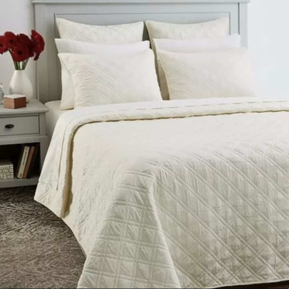 3 Piece Set Bloomingdales King Coverlet and 2 King Shams Cotton Sateen Ivory